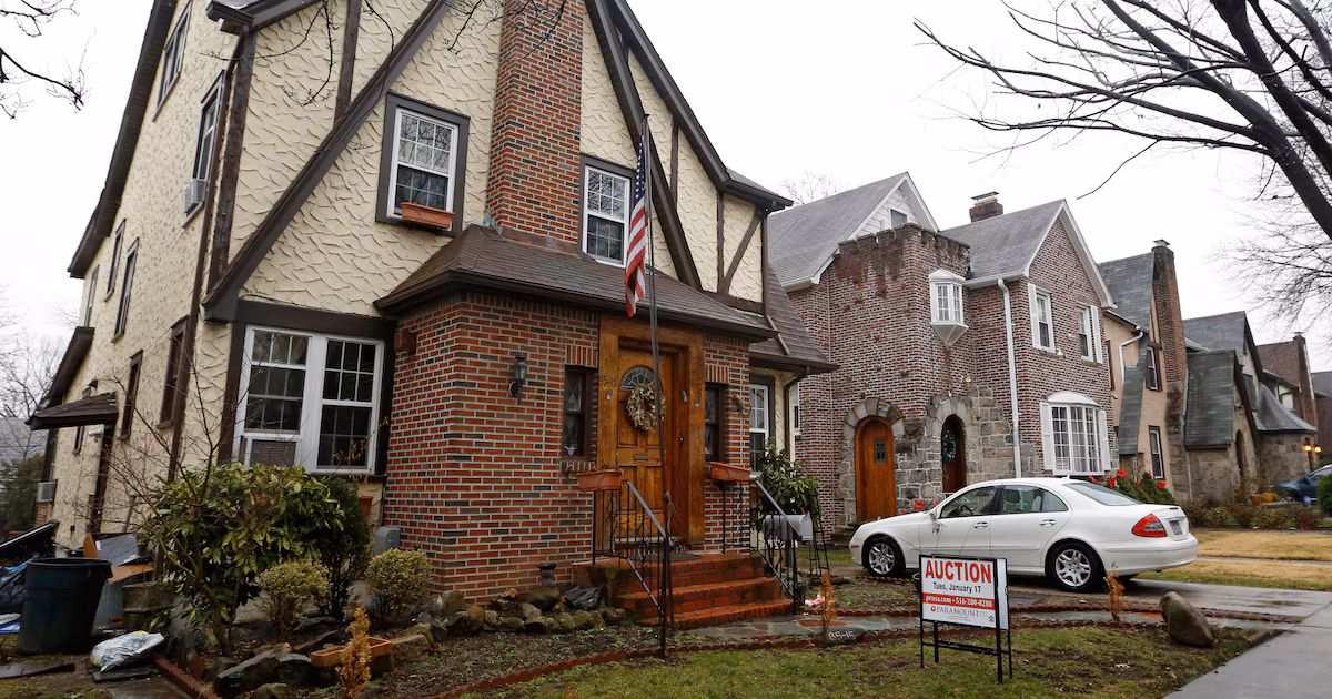 Lee más sobre el artículo La casa de la infancia de Donald Trump en Queens se vendió por casi USD 2 millones